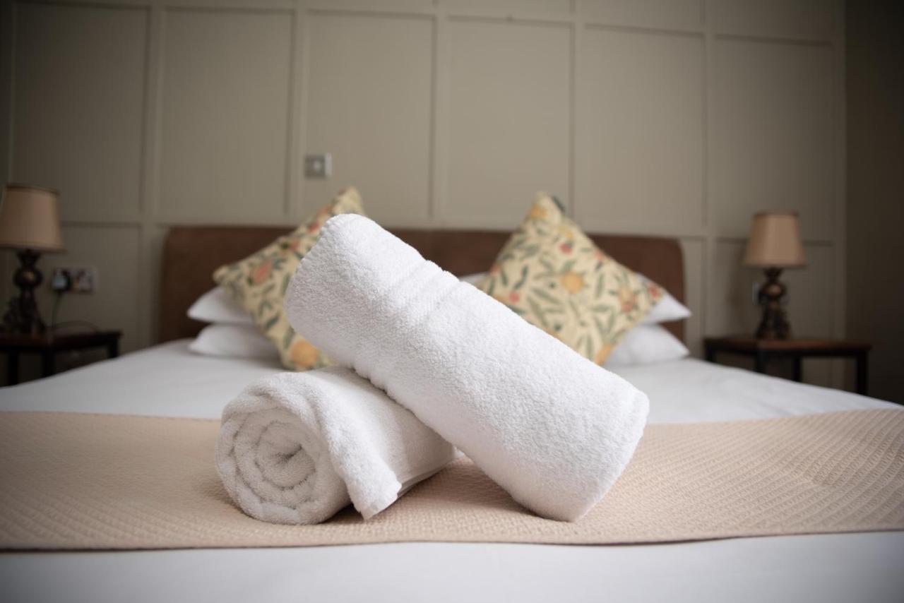The Oak House Otel Axbridge Dış mekan fotoğraf Bath towels on a bed